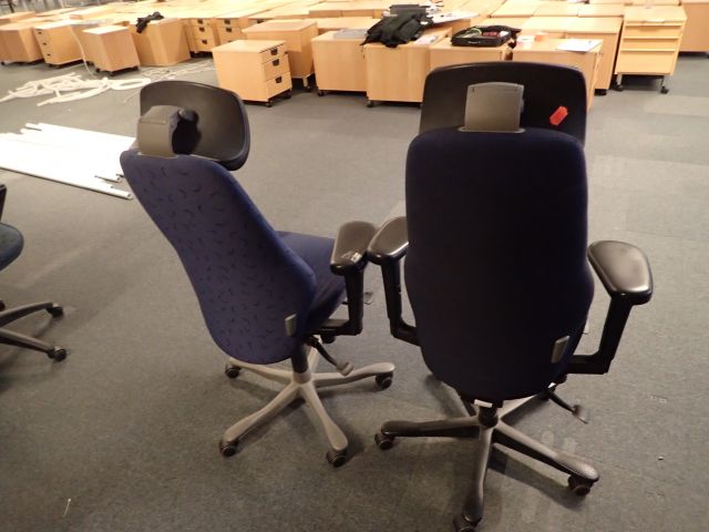 752845-7 2 office chairs Kinnarps