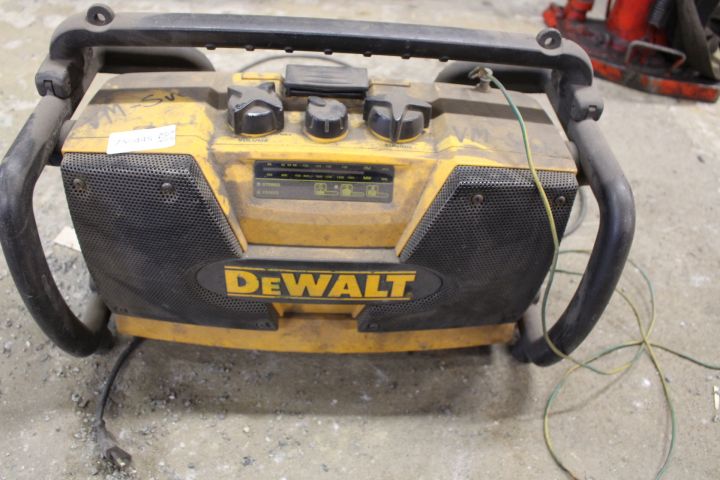 764445-3 Construction radio DeWalt DW911