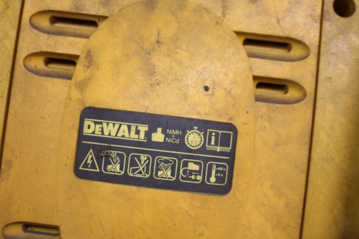 764445-4 Construction radio DeWalt DW911