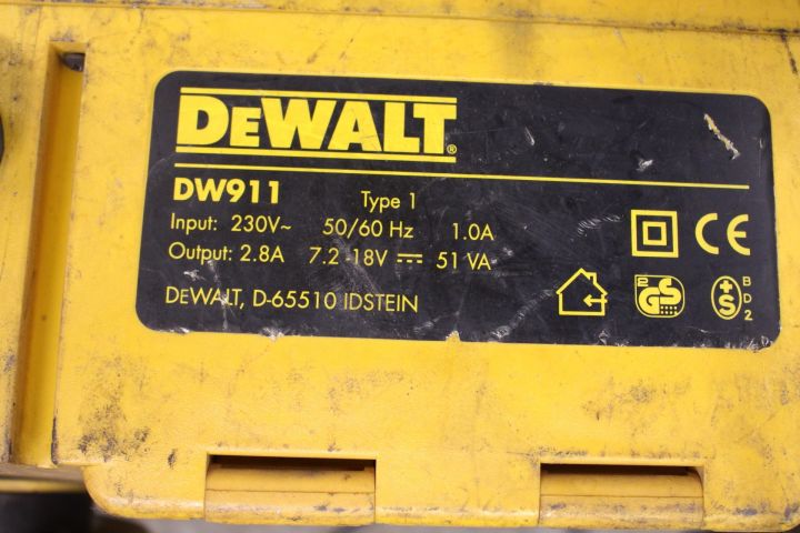 764445-5 Construction radio DeWalt DW911
