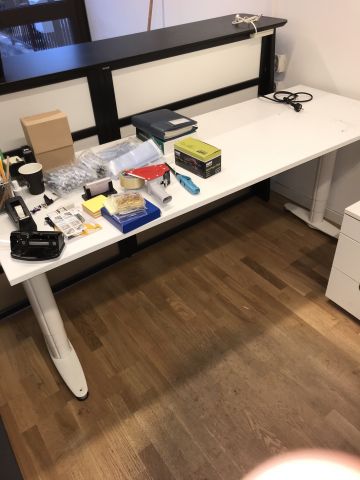 765741-1 Desk with Kinnarps chair