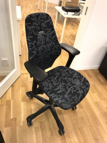 765741-3 Desk with Kinnarps chair