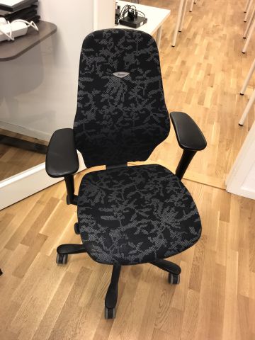 765741-4 Desk with Kinnarps chair