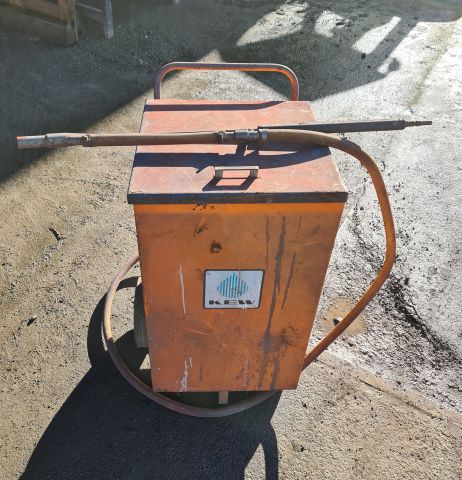 762704-4 KEW Water and sandblasting