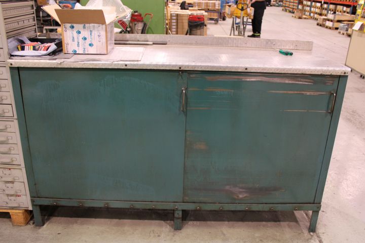 719552-2 Workshop cabinet with sliding doors