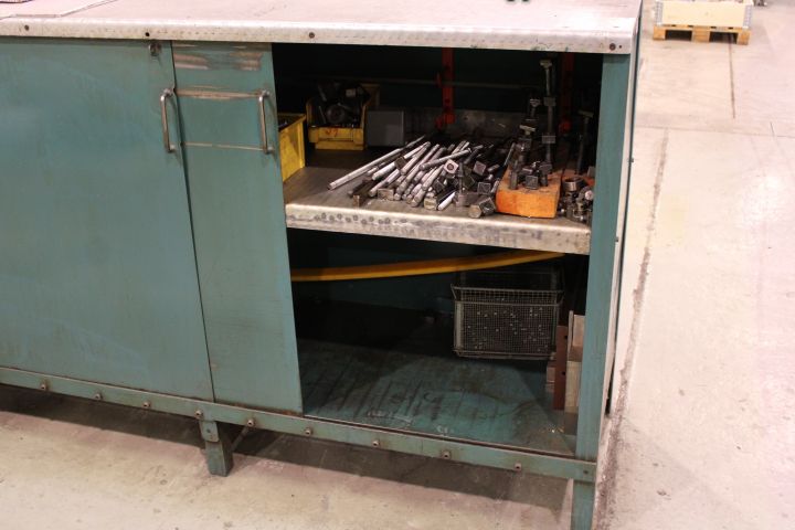 719552-3 Workshop cabinet with sliding doors