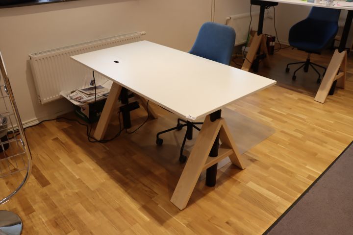 659038-2 Raise / lower desk / design table with desk chair