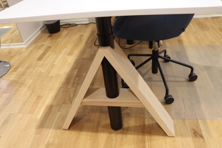 659038-3 Raise / lower desk / design table with desk chair