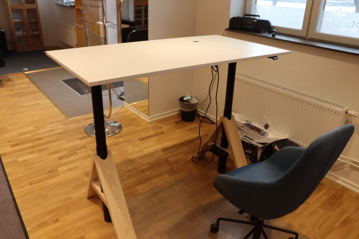 659038-1 Raise / lower desk / design table with desk chair