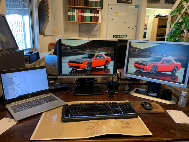 758633-1 Laptop HP ProBook 440 G4 with two screens, docking station etc.