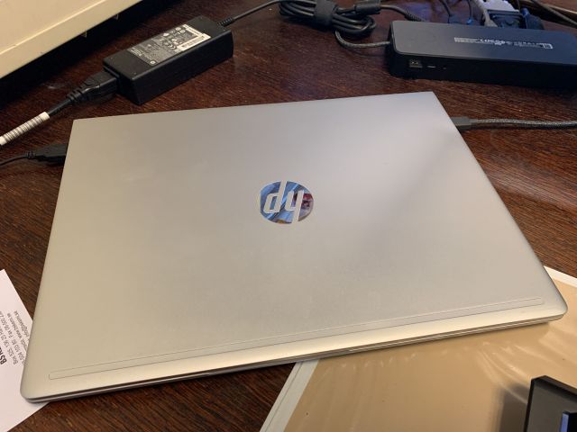 758633-4 Laptop HP ProBook 440 G4 with two screens, docking station etc.