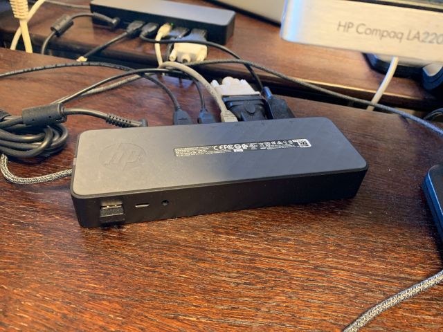 758633-6 Laptop HP ProBook 440 G4 with two screens, docking station etc.