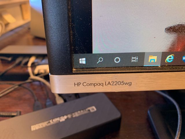 758633-8 Laptop HP ProBook 440 G4 with two screens, docking station etc.