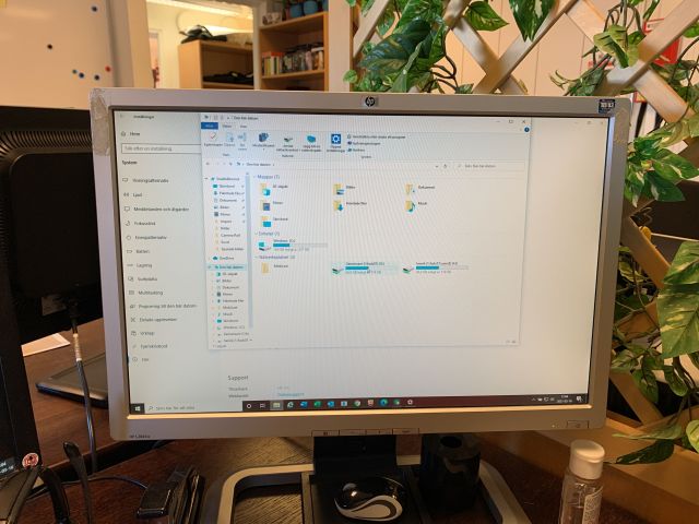 758633-9 Laptop HP ProBook 440 G4 with two screens, docking station etc.