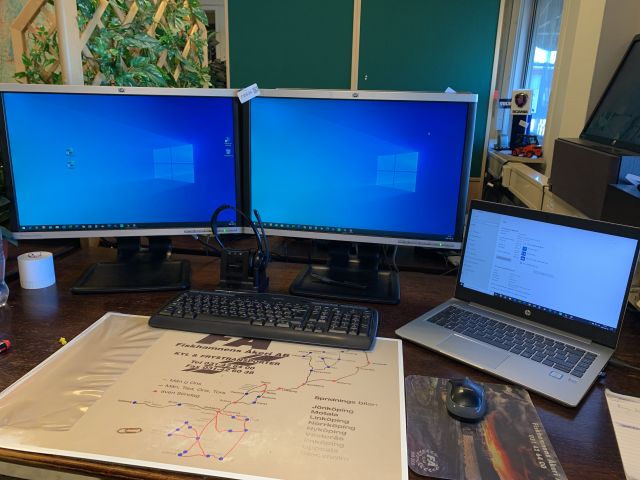 758635-1 Laptop HP ProBook 440 G4 with two screens, docking station etc.