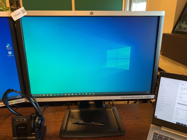 758635-3 Laptop HP ProBook 440 G4 with two screens, docking station etc.