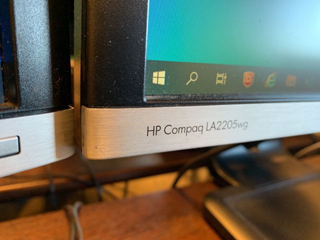 758635-4 Laptop HP ProBook 440 G4 with two screens, docking station etc.