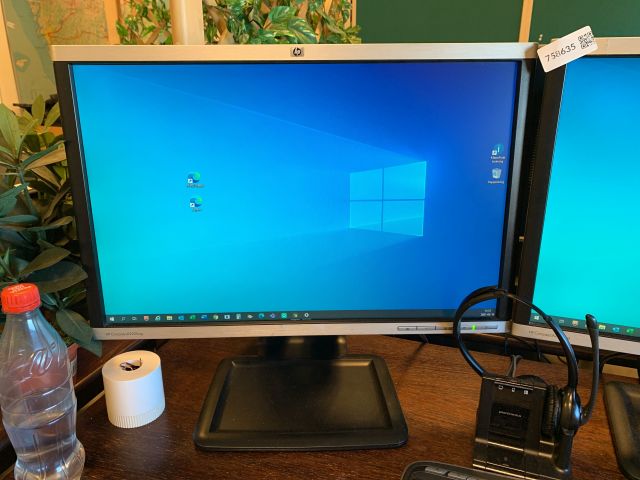 758635-5 Laptop HP ProBook 440 G4 with two screens, docking station etc.