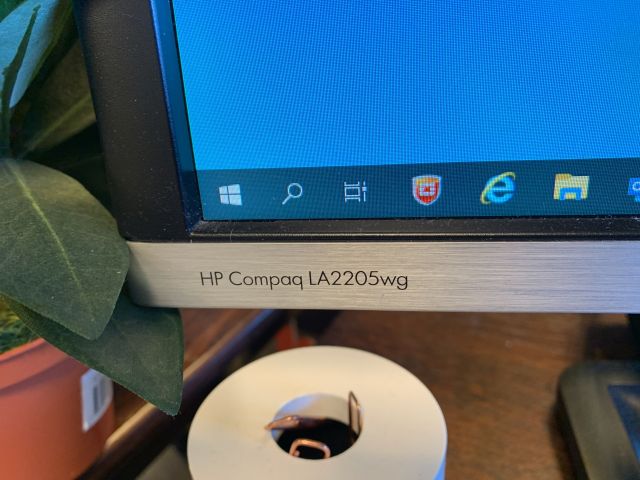 758635-6 Laptop HP ProBook 440 G4 with two screens, docking station etc.