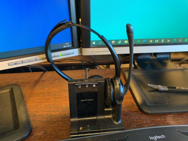 758635-7 Laptop HP ProBook 440 G4 with two screens, docking station etc.