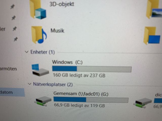 758635-8 Laptop HP ProBook 440 G4 with two screens, docking station etc.