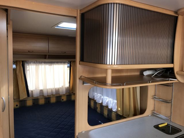 769293-47 Husvagn Dethleffs Camper 2004 ( CEJ 819)