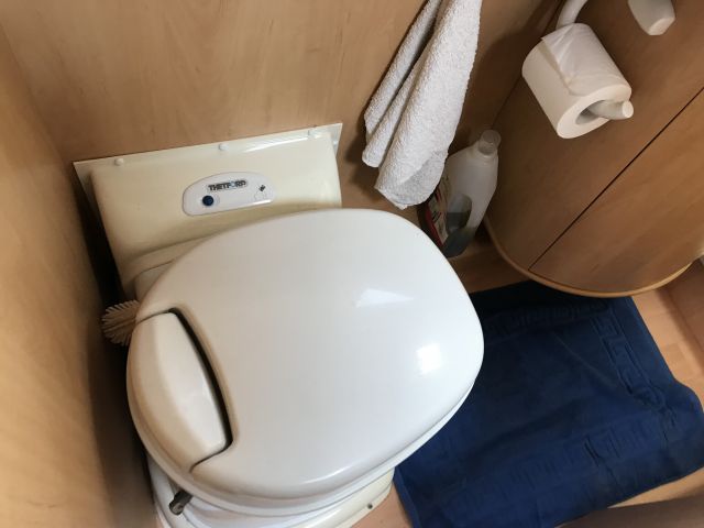 769293-63 Husvagn Dethleffs Camper 2004 ( CEJ 819)