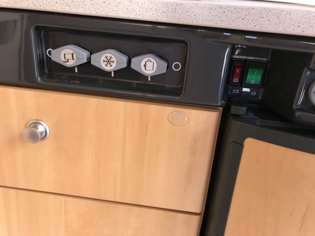 769293-81 Husvagn Dethleffs Camper 2004 ( CEJ 819)