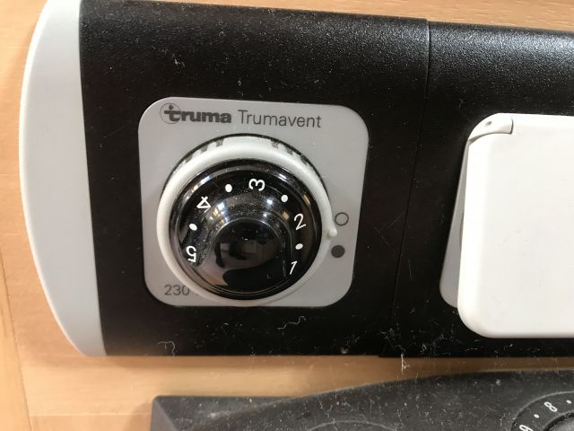 769293-88 Husvagn Dethleffs Camper 2004 ( CEJ 819)