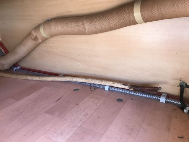 769293-122 Husvagn Dethleffs Camper 2004 ( CEJ 819)