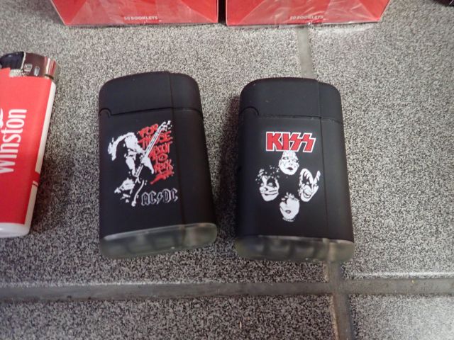 755425-8 Tobacco Leaf With Accessories