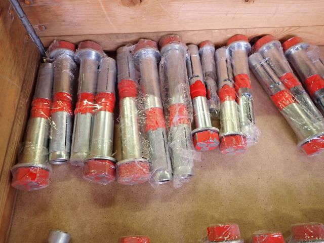 755538-2 Lot with Expander bolts