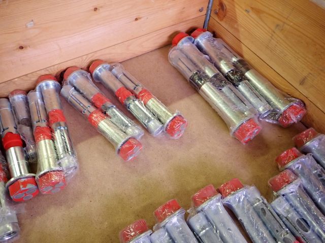 755538-3 Lot with Expander bolts