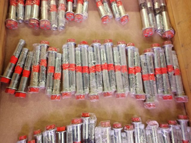 755538-4 Lot with Expander bolts