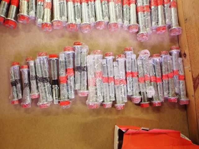 755538-5 Lot with Expander bolts