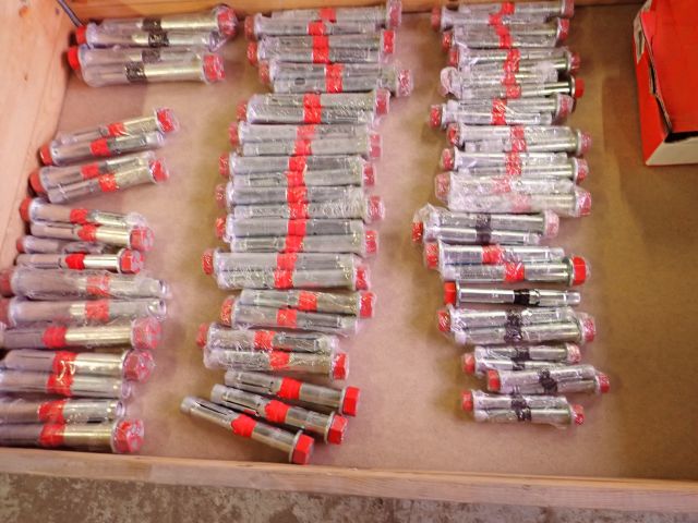 755538-6 Lot with Expander bolts