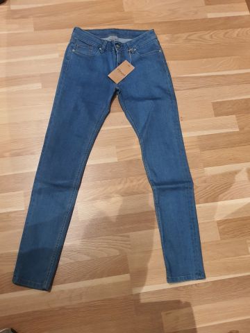 771555-5 Lot with Branded Clothing 891 items