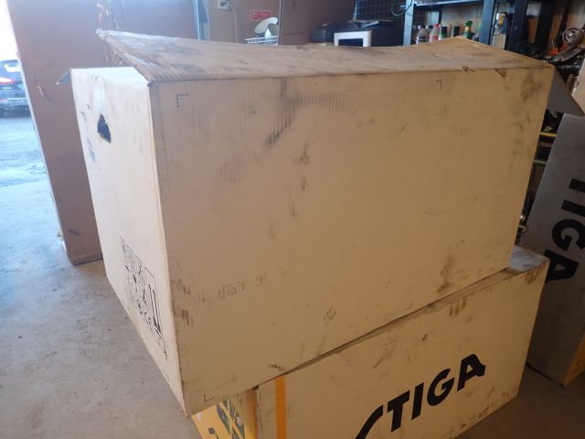 687425-2 Lawnmower Cub Cadet LM2 DR46 ES - New in Cardboard