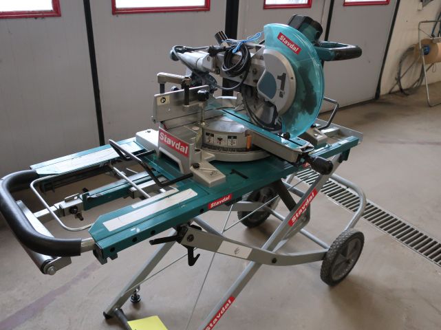 771256-1 Cutting & Miter saw Makita LS1016L with folding table.