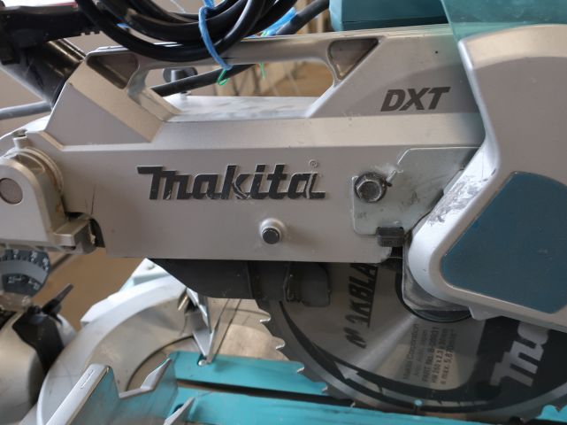 771256-4 Cutting & Miter saw Makita LS1016L with folding table.