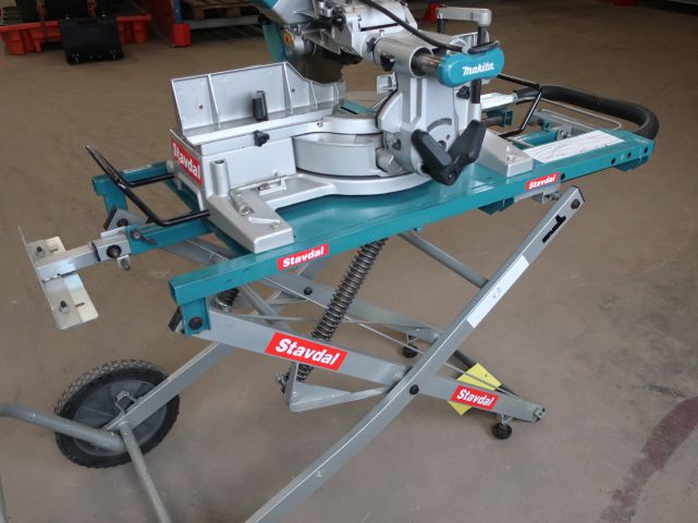 771256-3 Cutting & Miter saw Makita LS1016L with folding table.