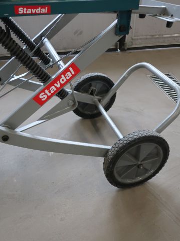 771256-5 Cutting & Miter saw Makita LS1016L with folding table.