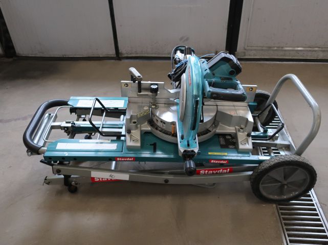 771256-2 Cutting & Miter saw Makita LS1016L with folding table.