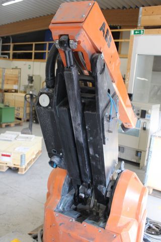 758943-8 Surface treatment robot ABB IRB540-12