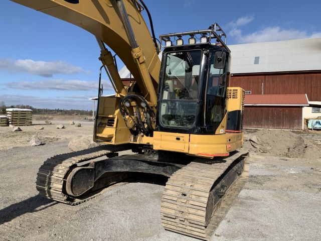 711541-10 Track excavator CAT 321C LCR, with 3 buckets and Rototilt