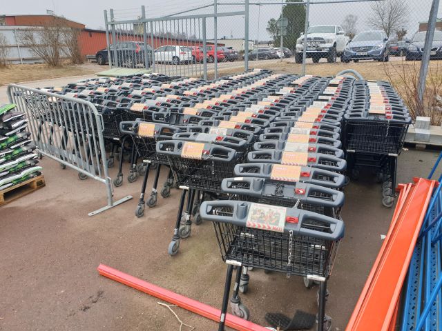 773667-1 Large amount of shopping carts