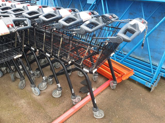 773667-2 Large amount of shopping carts