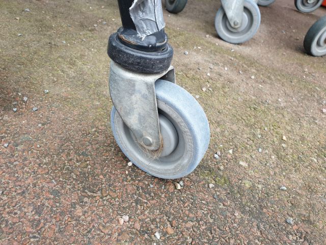 773667-5 Large amount of shopping carts