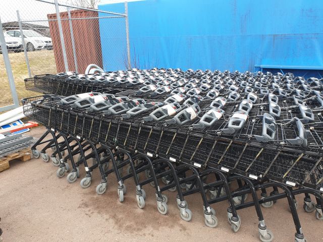 773667-6 Large amount of shopping carts