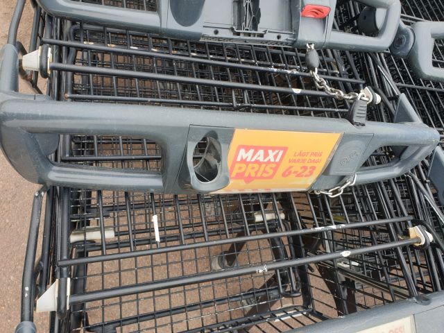 773667-8 Large amount of shopping carts